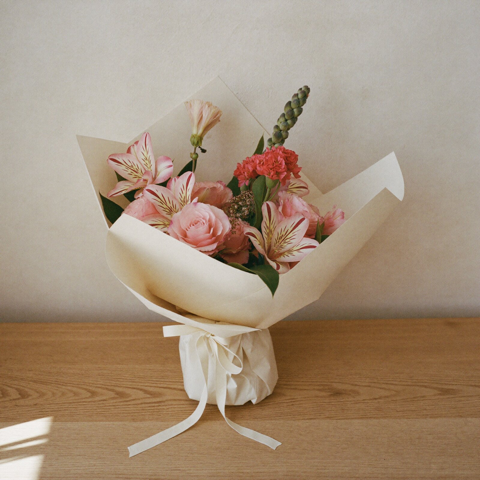 Rosas com Astromélias